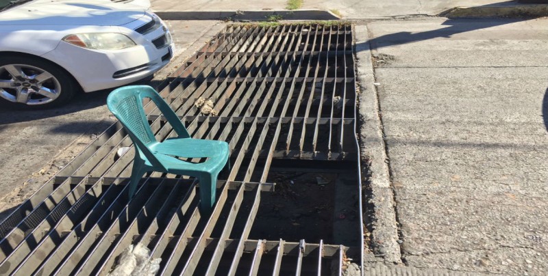 Alcantarilla en malas condiciones en la calle Sepúlveda y Zaragoza