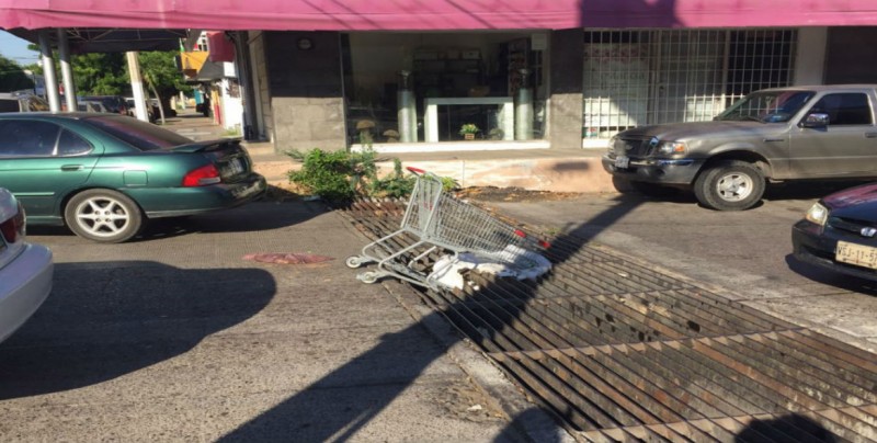 Rejilla defectuosa en alcantarilla por Buelna y Sepúlveda