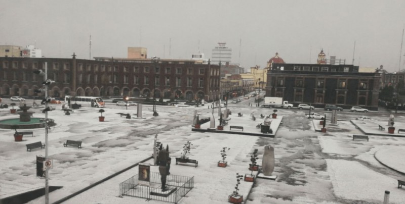 Sorprende tormenta de granizo a Toluca