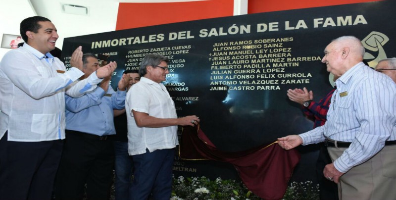 Develan placas y nichos de nuevos integrantes al Salón de la Fama