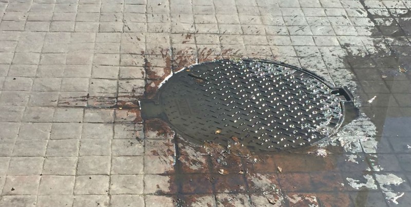 Fuga de aguas negras en esquina de Ramón Corona y Colón
