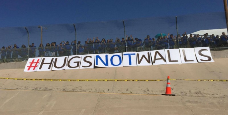 Familias protestan contra muro de Trump
