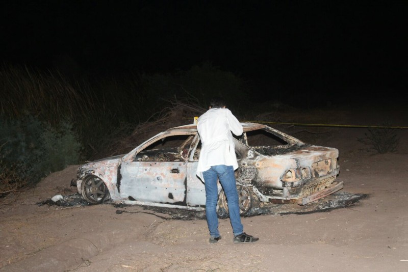 Lo asesinan y queman al interior de su auto