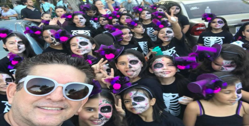 Desfile en celebración del día de muertos