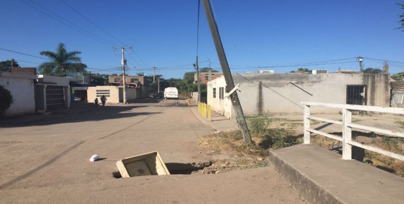 Solicitan rellenar socavón por calle San Luis en Col. El Pípila