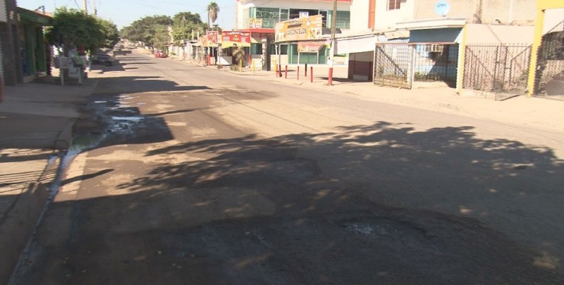 Reportan baches por la calle José Vasconcelos colonia Amistad