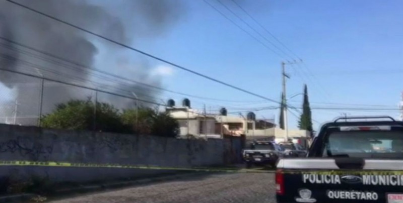 Desalojan a cientos de personas por incendio en fábrica de químicos