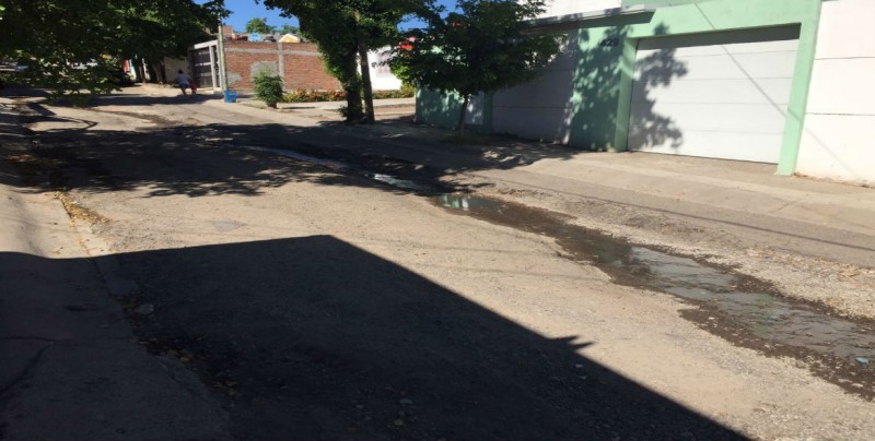 Persiste el problema de baches en Villa Bonita