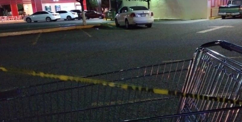 Agreden a balazos a joven en estacionamiento de centro comercial de "Las Américas"