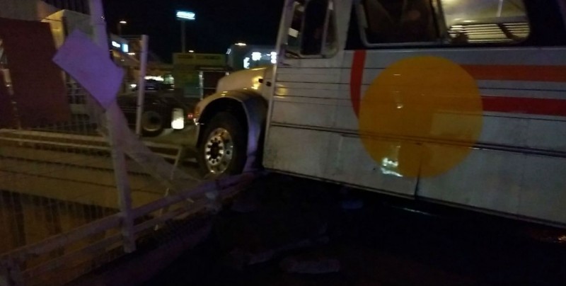 Camión a punto de caer al vacío