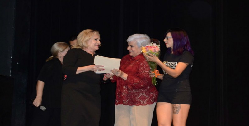 Reconocen a maestra Carmen Espinoza por su trayectoria