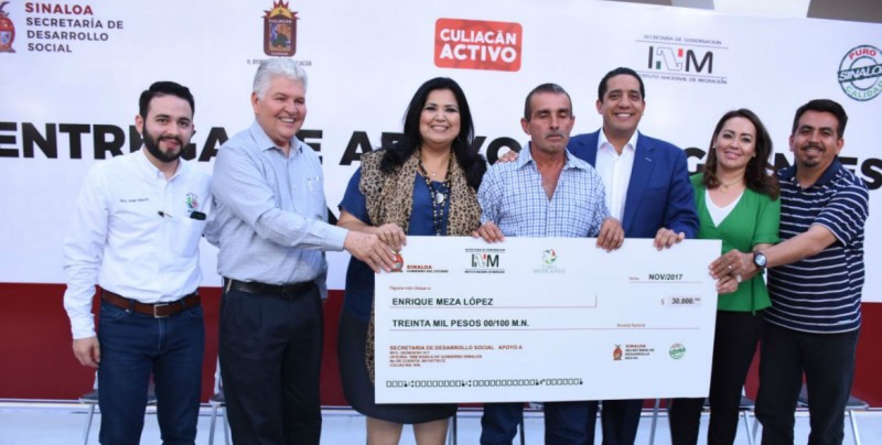 Entregan  cheques para  apoyar a migrantes