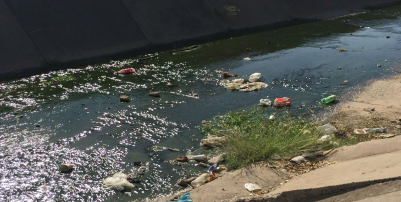 Arroyo con basura y maleza, pasa por Prados del Sol y Capistrano