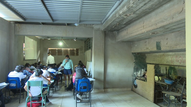 Alumnos toman clases debajo de las gradas en la escuela 4