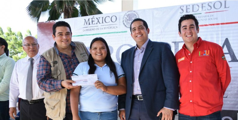 Entregan becas a estudiantes de la U de O