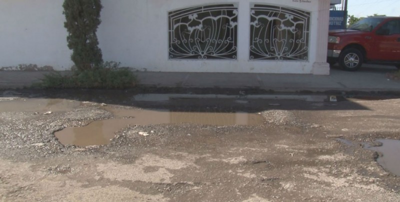 Denuncian baches en Balcones del Valle