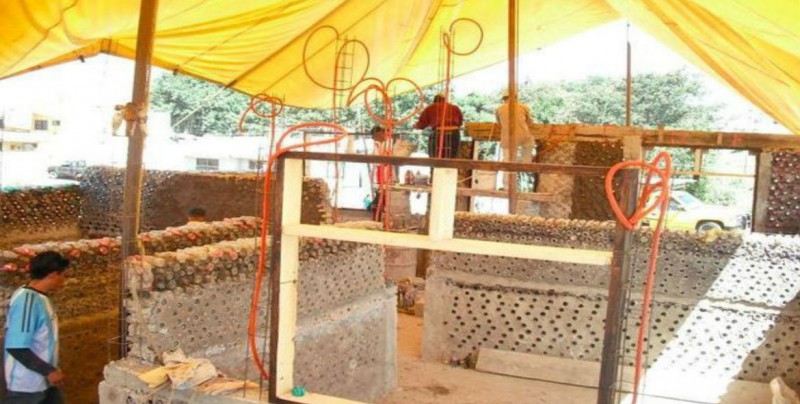 Reciclaje de botellas de plástico ayuda a construir viviendas tras sismos