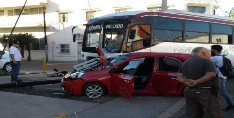 Choque a causa de semáforos sin funcionar en Calle Miguel Hidalgo