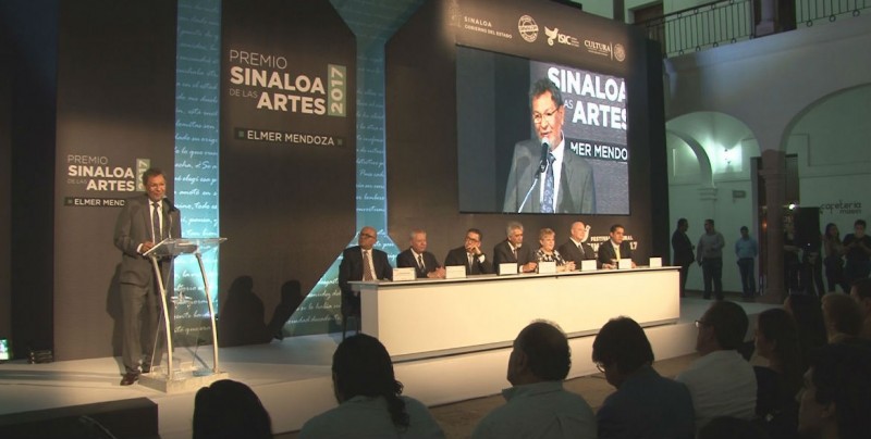 Elmer Mendoza recibe Premio Sinaloa de las Artes