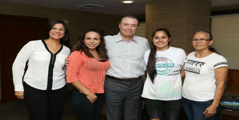 El Gobernador Quirino Ordaz recibe a la portero Blanca Félix