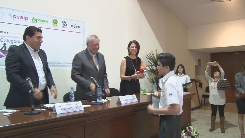 Entrega CEAIP premios a ganadores de concurso de ensayo en transparencia