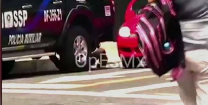 A plena luz de día roban llanta a una patrulla en CdMx
