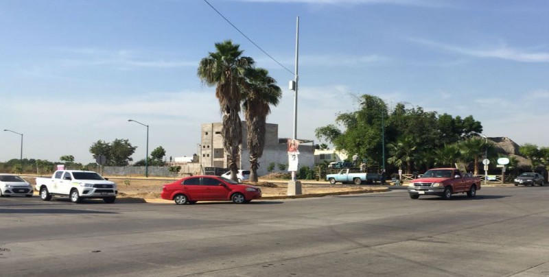 Crucero peligroso por boulevard Villas del Río esquina con Miguel Tamayo