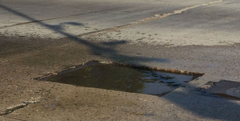 Fuga de agua, desde hace casi por un mes