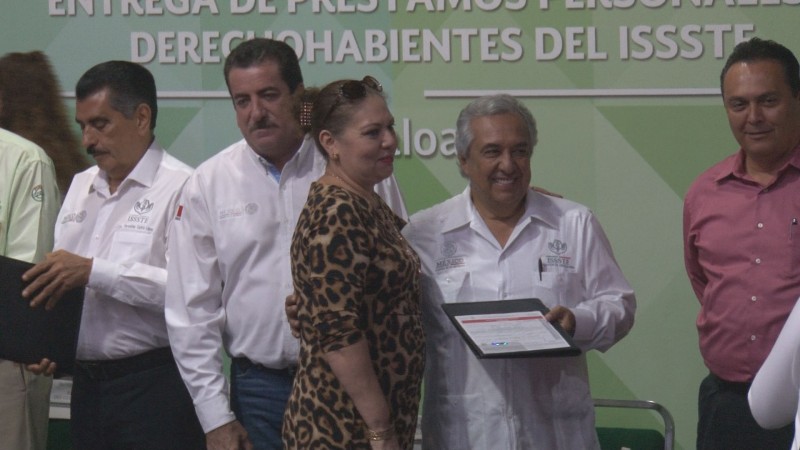 Entregan préstamos a trabajadores del ISSSTE