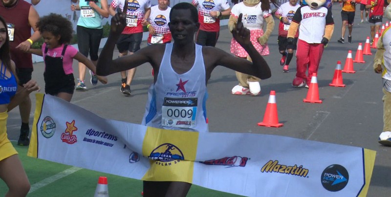 Benjamin Kiplimo gana el Gran Maratón Pacífico 2017
