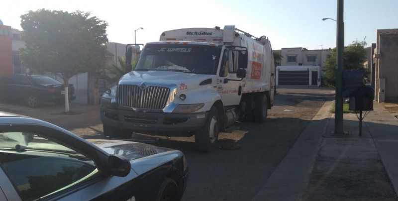 Se encontraba trabajando cuando cayó del camión de basura