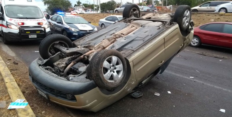 Automovilista pierde el control y provoca accidente
