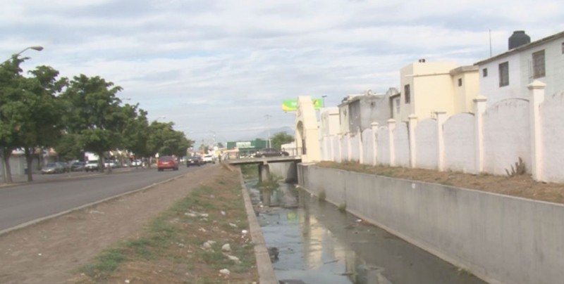 Agua estancada en arroyo en Santa Clara