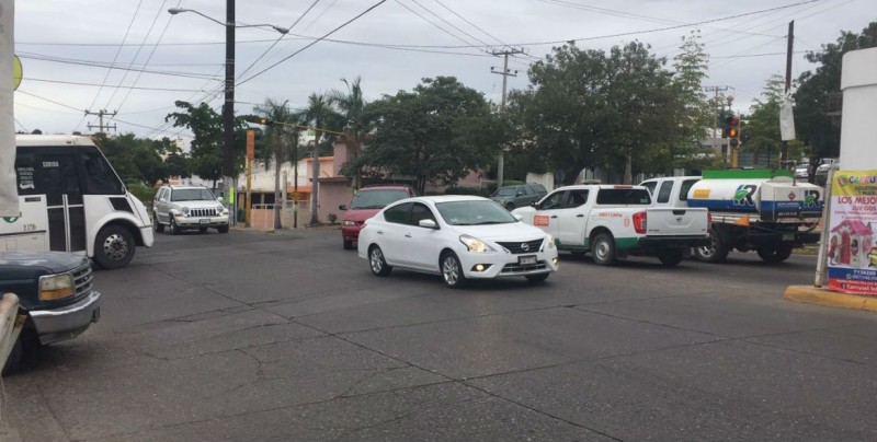 Otra vez fuera de servicio, semáforo por Ciudades Hermanas y Aldama