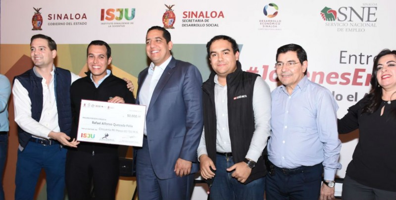 Entregan apoyos financieros a jóvenes