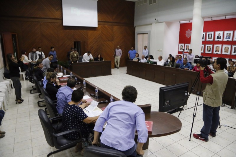 Entrega Alcalde su primer informe a Cabildo