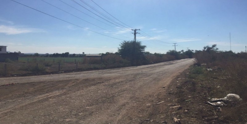 Piden se adecue calle de terracería como salida alterna
