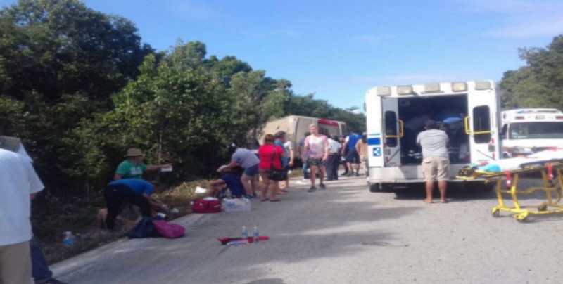 Suman 12 turistas muertos por accidente carretero en Q. Roo