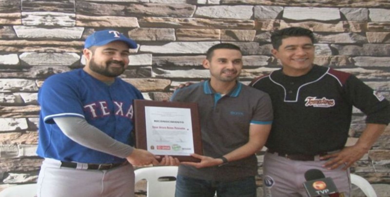 César Arturo Ramos recibe reconocimiento
