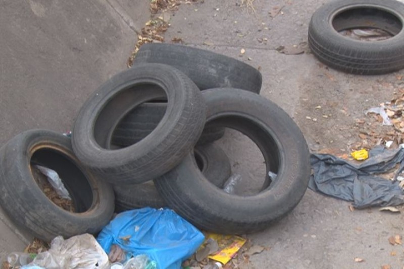 Llantas en pleno arroyo