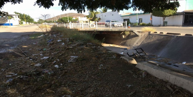 Con basura arroyo en Lomas del Humaya