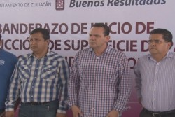 Dan banderazo a construcción de cancha con pasto sintético
