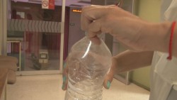 ¿Causa daño a la salud llenar de nuevo las botellas de agua?