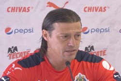 Mathias Almeida desea lo mejor a Omar Bravo
