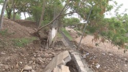 Agua de lluvia encausada hacia primaria, provocó daños a la barda de la escuela