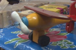 Los juguetes artesanales sobreviven en los mercados