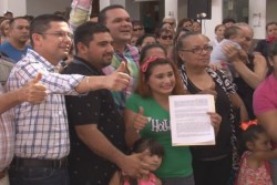 Entrega ayuntamiento de culiacán contrato para terrenos a familias de escasos recursos