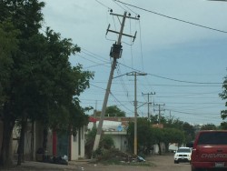 Sigue el peligro con el poste inclinado en la colonia Revolución