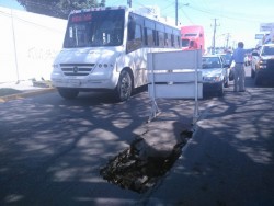 ¡Se hunde pavimento en Avenida Gabriel Leyva!