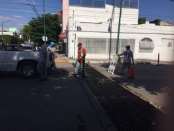 Arreglan  alcantarilla ubicada por la  calle Rubí